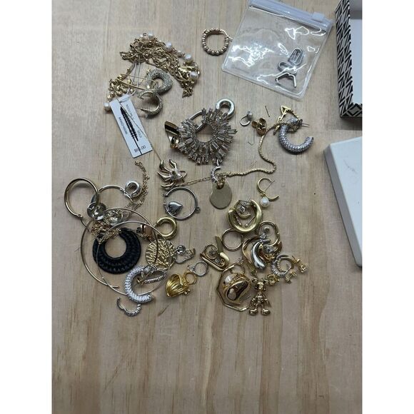 Box Of Nordstrom Jewelry Misc Pieces No Matches Gold Silver - Picture 1 of 5
